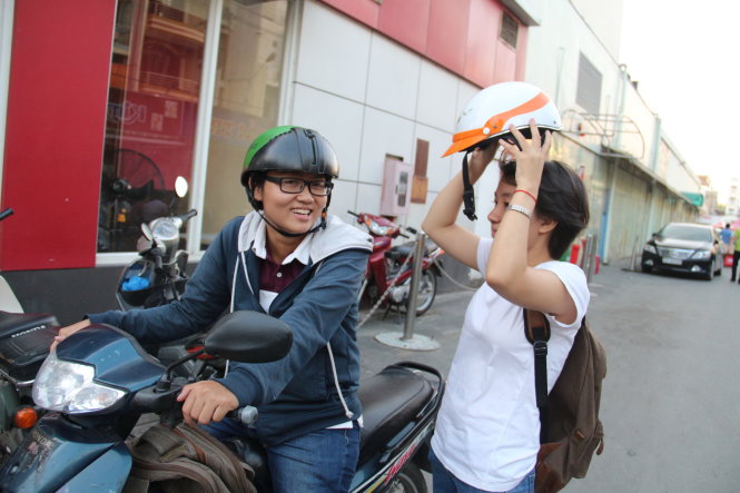 Bạn Trần Dương Ngũ Châu (sinh viên Trường ĐH Công nghệ Sài Gòn) đón khách đi xe ôm - Ảnh: M.Phượng