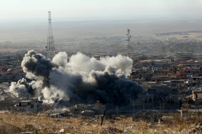Khói bốc lên từ một mục tiêu IS ở bắc Iraq bị trúng bom trong đợt không kích của Mỹ - Ảnh: Reuters