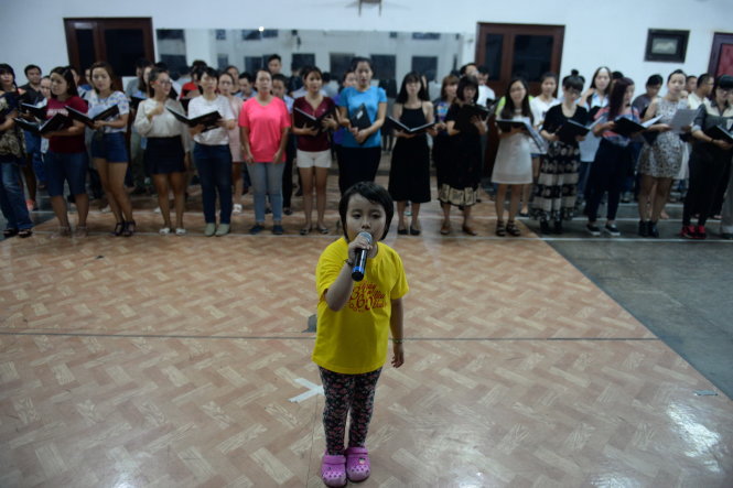 Bé Anh Thư lĩnh xướng ca khúc The little drummer boy cùng dàn hợp xướng và đội trống - Ảnh: Thanh Tùng