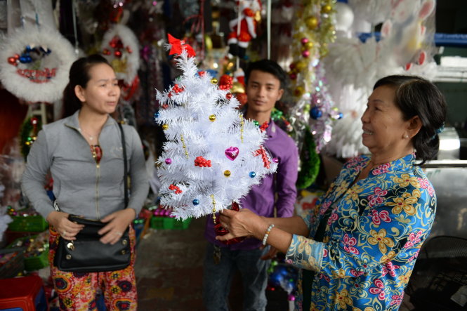 Người dân hỏi mua cây thông Noel trên đường Hải Thượng Lãn Ông (Q.5, TP.HCM) chiều 12-12 - Ảnh: Thanh Tùng