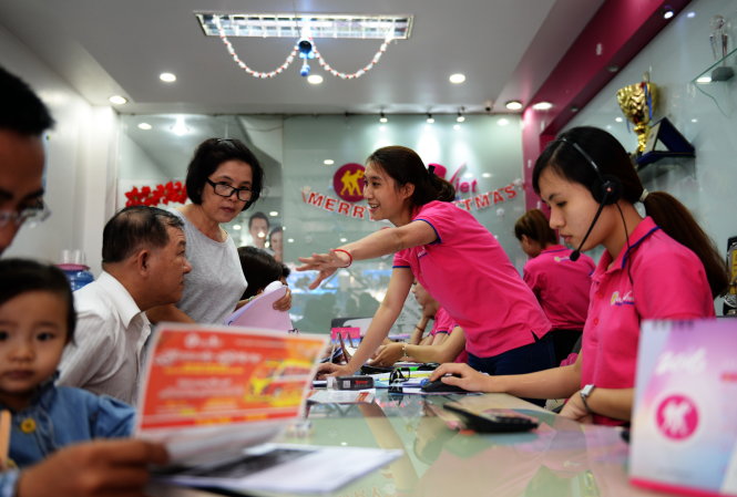 Nhân viên Công ty du lịch Việt hướng dẫn tour du lịch với khách hàng ngày 12-12 - Ảnh: Thanh Tùng