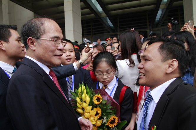 Chủ tịch Nguyễn Sinh Hùng nói chuyện, chia sẻ với các đại biểu - Ảnh: Nam Trần