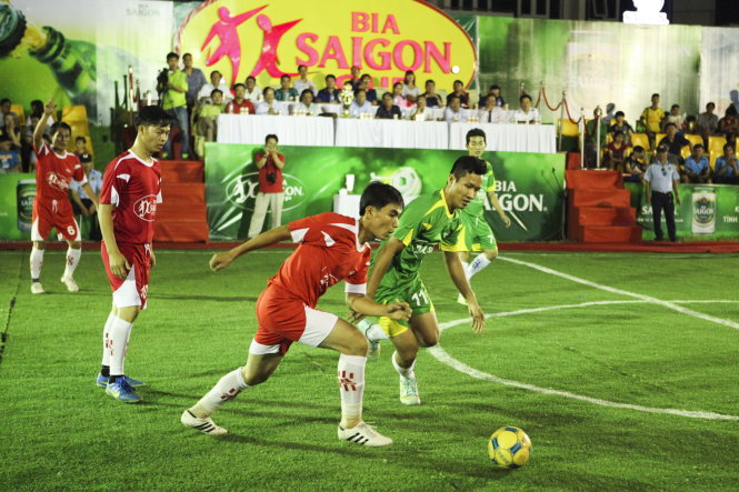 Một pha bóng ở Giải bóng đá phong trào Cúp Bia Sài Gòn 2015 -  Ảnh: ZEN TRẦN