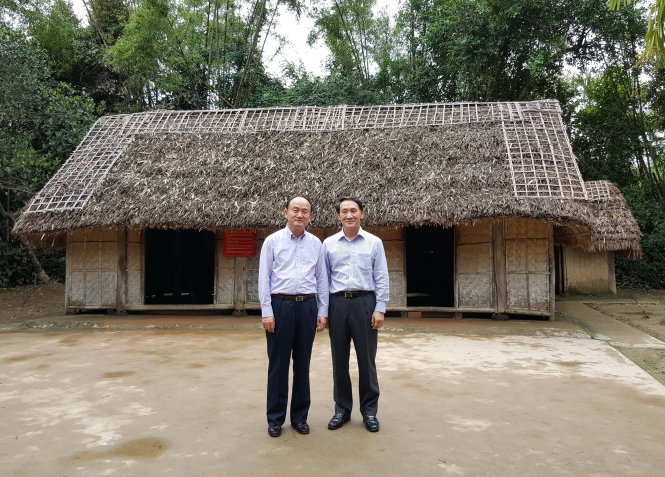 Ông Ha Chan Ho về Làng Sen, Nghệ An thăm mái nhà tranh quê Bác cùng tổng giám đốc Samsung VN Han Myoungsup đầu năm 2015 - Ảnh: Nhân vật cung cấp