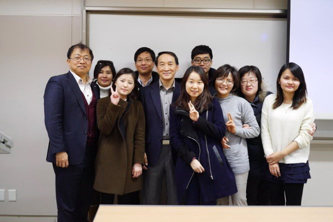 Nguyên đại sứ Hàn Quốc tại Việt Nam Ha Chan Ho chụp hình cùng sinh viên tại Đại học Soongsil (Seoul, Hàn Quốc) nơi ông từng giảng dạy - Ảnh: Nhân vật cung cấp