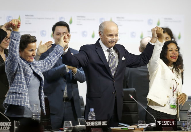 Ngoại trưởng Pháp Laurent Fabius (giữa) cùng các đại biểu tại COP21 vui mừng với thỏa thuận chống biến đổi khí hậu Paris - Ảnh: Reuters