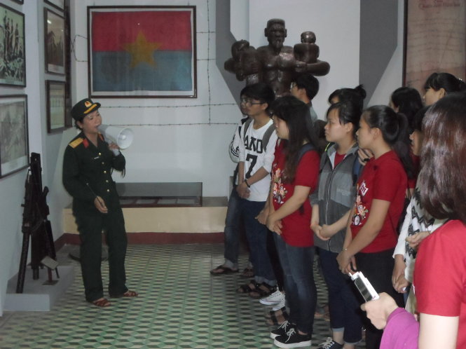 Học sinh Trường THPT Ngũ Hành Sơn tham quan, học tập tại Bảo tàng Quân khu 5 - Ảnh: Phạm Được