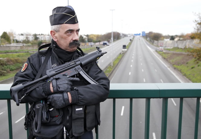 An ninh được thắt chặt ở Paris và các vùng lân cận sau vụ tấn công khủng bố mới đây - Ảnh: Reuters