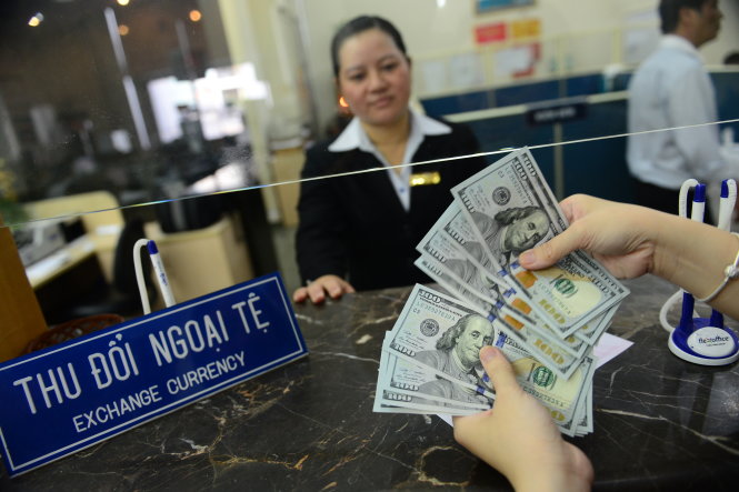 Chiều 14-12, giá bán USD tại các ngân hàng đã tăng kịch trần - Ảnh: Quang Định