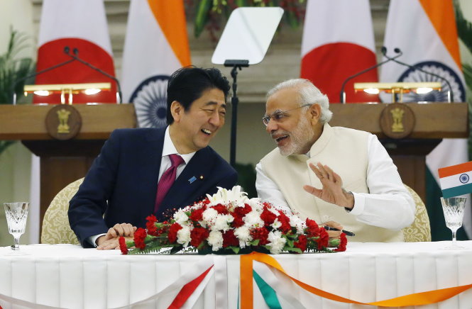 Hai thủ tướng trong lễ ký kết thỏa thuận hợp tác giữa hai nước tại New Delhi ngày 12-12 - Ảnh: Reuters
