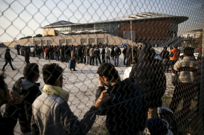Người tị nạn xếp hàng chờ nhận thực phẩm ở một trung tâm gần Athens, Hi Lạp - Ảnh: Reuters