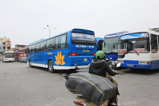 Lượng xe tại các bến từ Hải Phòng đi Hà Nội quá nhiều trong khi lượng khách đi xe chỉ đạt 40% số ghế Ảnh: Tiến Thắng