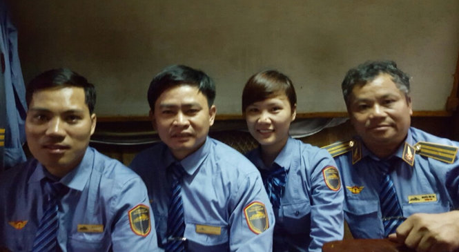 Trưởng tàu Nguyễn Tấn Tài (bìa phải) cùng các nhân viên đỡ đẻ cho sản phụ Thứ - Ảnh: NVCC