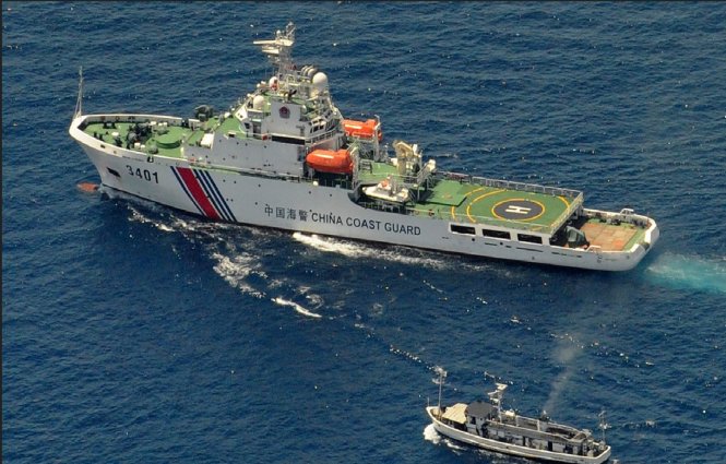 Tàu tuần duyên Trung Quốc đe dọa tàu đánh cá của Philippines - Ảnh: AFP