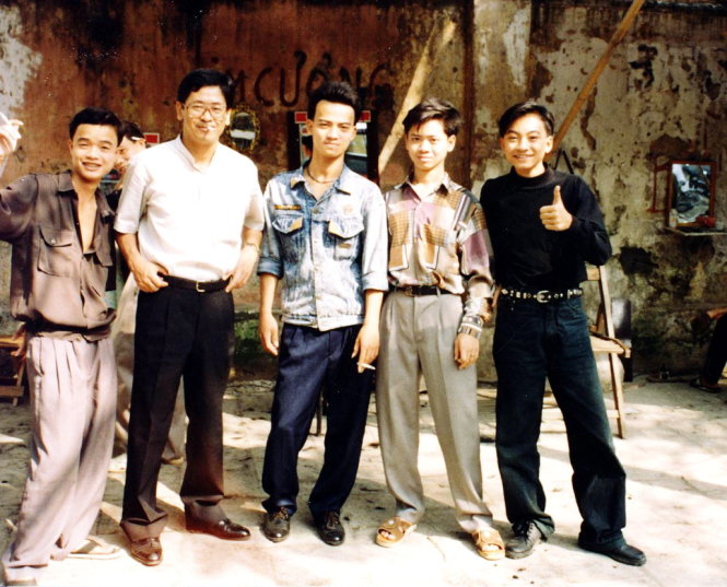 Đại sứ Fukada (thứ hai từ trái) chụp hình cùng các anh thợ cắt tóc trẻ măng ở phố cổ Hà Nội năm 1994 - Ảnh: Nhân vật cung cấp