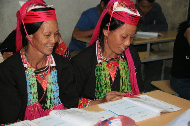 Bà Lý Thị Viên, 53 tuổi (trái) và bà Lý Thị Hải, 44 tuổi, là hai người  cao tuổi nhất trong lớp học xóa mù chữ tại thôn Phiêng Chiểng -  Ảnh: Huy Ba