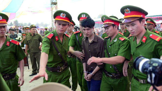 Cảnh sát đang dẫn giải bị cáo Nguyễn Hải Dương - Ảnh: Thanh Tùng