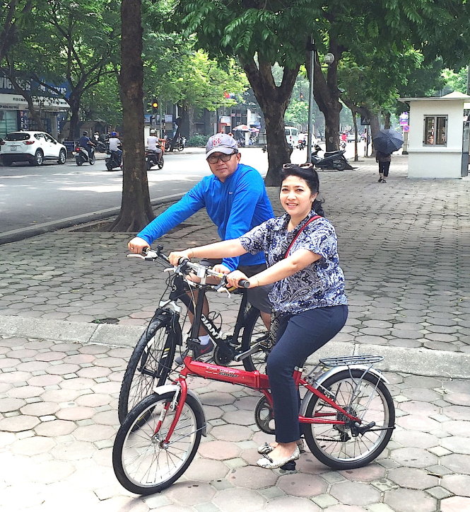Đại sứ Mayerfas và phu nhân đạp xe trên đường phố Hà Nội - Ảnh: nhân vật cung cấp