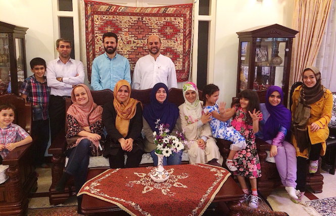 Đại sứ Iran (đứng sau, bìa phải) cùng gia đình các nhân viên Đại sứ quán Iran - Ảnh nhân vật cung cấp