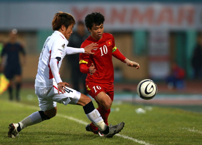 Công Phượng (phải) - một trong những cầu thủ chơi nổi bật nhất của đội U-23 VN trong trận gặp Cerezo Osaka  Ảnh: NAM KHÁNH