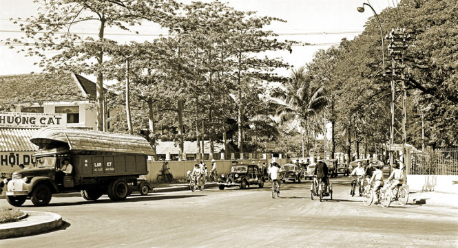 Xe có mui lợp bằng lá dừa trên đường phố Sài Gòn những năm 1950 - Ảnh sưu tầm của Tam Thái