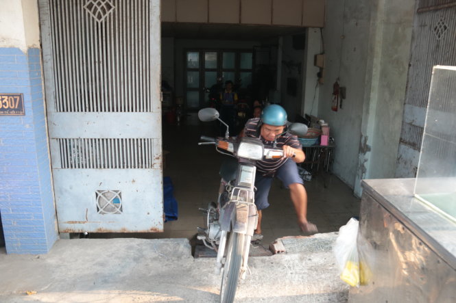 Nhà ông Phạm Quốc An trên đường Phạm Thế Hiển, P.7, Q.8 (TP.HCM) thấp hơn mặt đường nhưng ông không có tiền sửa nhà - Ảnh: Tiến Long