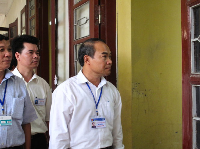 Thứ trưởng Nguyễn Vinh Hiển và đoàn thanh tra của Bộ GD-ĐT tại một điểm thi THPT - Ảnh: V.H.