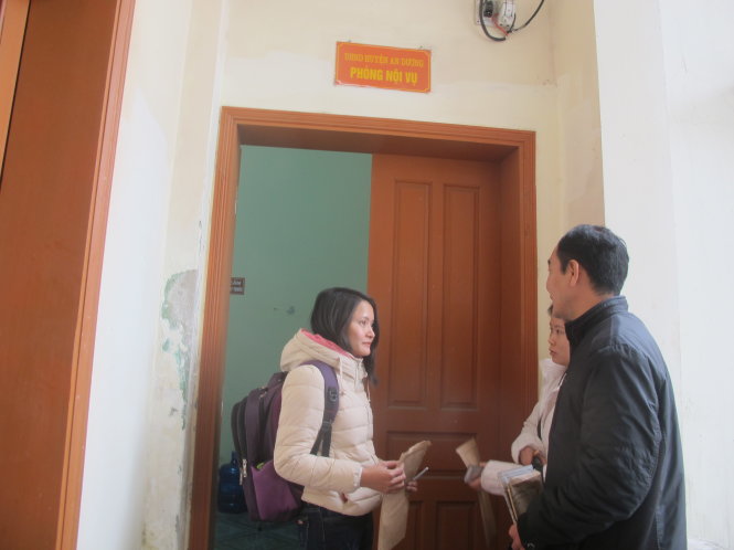 Những người đến nộp hồ sơ tại huyện An Dương vào tận phòng nội vụ nhưng không có ai tiếp nhận Ảnh: Thân Hoàng