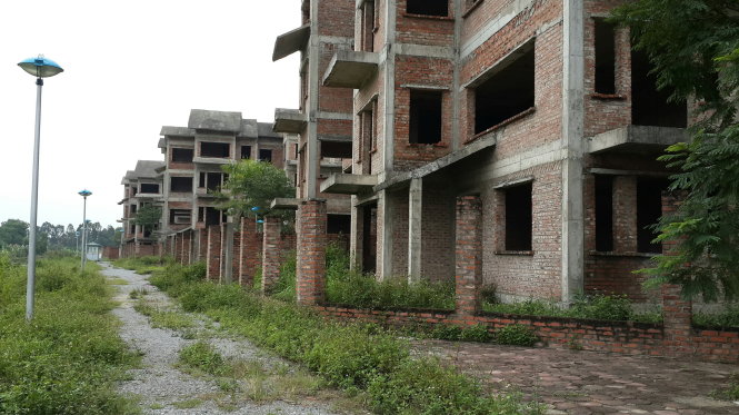 Hàng loạt căn nhà liền kề trong dự án mới xây xong phần thô và không có người vào ở - Ảnh: Nguyễn Quang