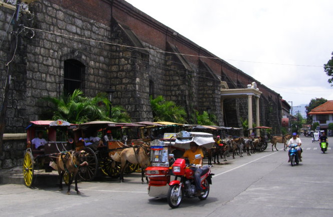 Xe ngựa (kalesa), xe ba bánh (tricycle) bên tường xưa, phố cổ là những nét duyên của Vigan-T.T.H.