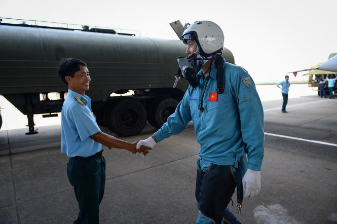 Các chiễn sĩ bắt tay chúc mừng nhau sau mỗi chuyến bay - Ảnh: Thuận Thắng