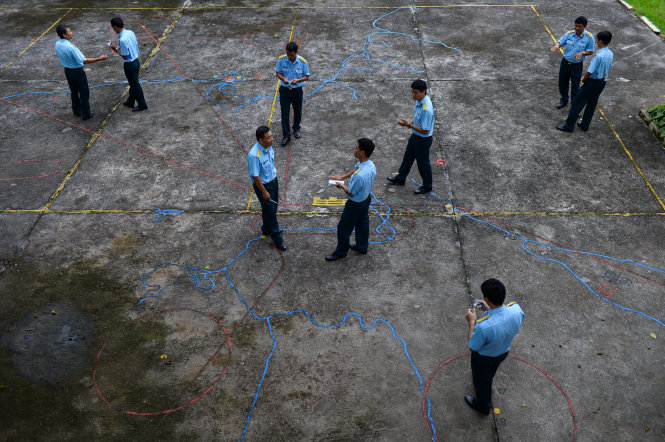 Các phi công trẻ chăm chú theo dõi bài giảng của thầy, đàn anh và đồng đội khác tại sân tập bay mô hình Su30mk2 - Ảnh: Thuận Thắng