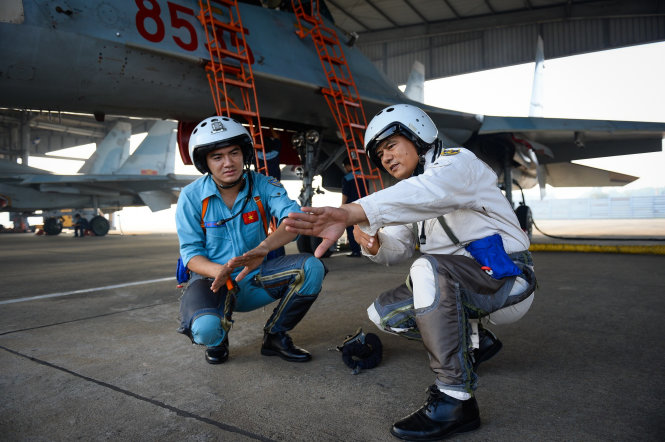 Đại tá Phan Xuân Tình (phải) hướng dẫn một số thao tác quan trọng trong bài bay cho học trò - phi công 9X Bùi Văn Lập - trước khi lên máy bay - Ảnh: Thuận Thắng