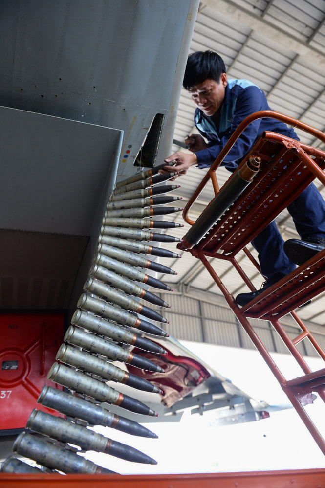 Kỹ sư lắp đạn cho máy bay Su30Mk2 - Ảnh: Thuận Thắng