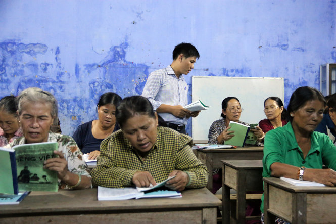 Lớp học xóa mù chữ do thầy Huỳnh Văn Hưng phụ trách ở Cự Lại Đông, Phú Hải, Phú Vang, Thừa Thiên - Huế - Ảnh: Thái Lộc