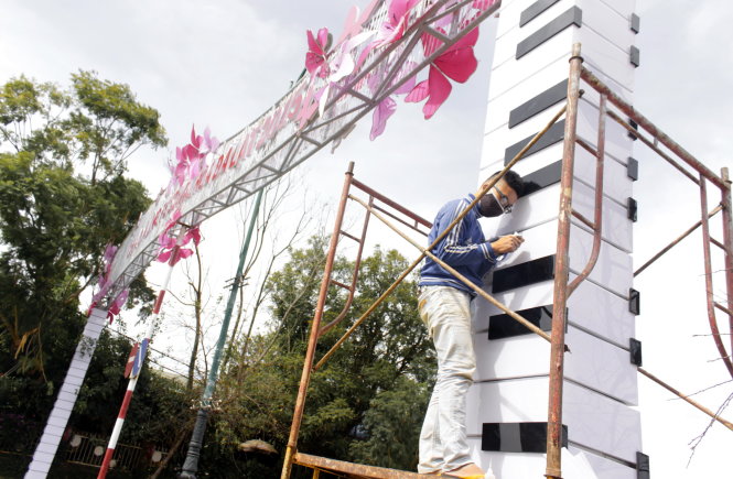 Các công nhân đang tất bật chuẩn bị cho Festival hoa Đà Lạt 2015- Ảnh: C.Thành