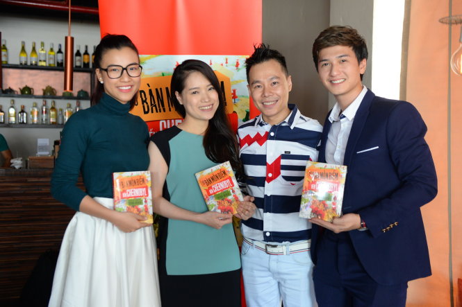 Á hậu Hoàng Oanh (bìa trái) và diễn viên Huỳnh Anh (bìa phải) đến chúc mừng tác giả Trung Nghĩa sáng 22-12 Ảnh Hữu Khoa