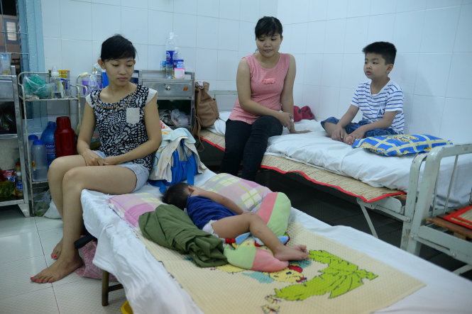 Bệnh nhi bị bệnh sốt xuất huyết nằm điều trị tại Bệnh viện Nhi Đồng 2, TP.HCM - Ảnh: Hữu Khoa