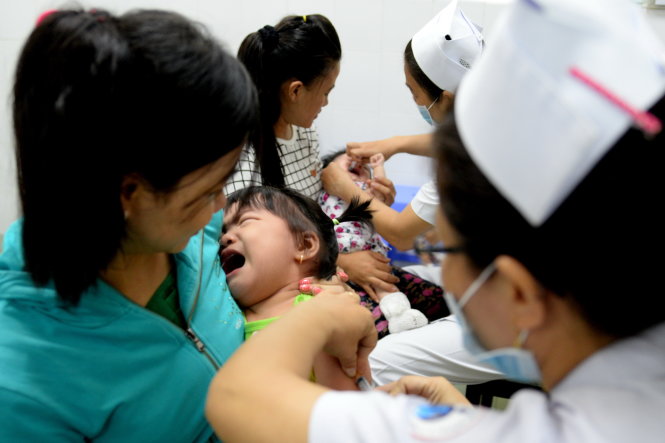 Trẻ em tiêm ngừa tại Bệnh viện Nhi Đồng 1, TP.HCM - Ảnh: Hữu Khoa
