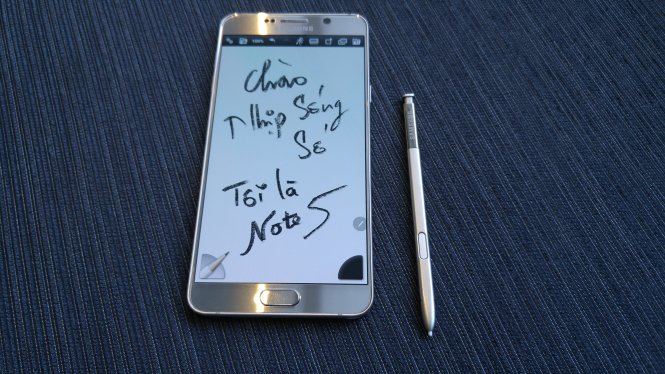 Bút điện tử (stylus) S Pen là vũ khí gia tăng sức mạnh cho Galaxy Note 5 - Ảnh: T.Trực