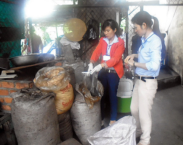 Cán bộ Chi cục Quản lý chất lượng nông lâm sản và thủy sản Khánh Hòa lấy mẫu cà phê của cơ sở Hoàng Minh để gởi đi kiểm nghiệm - Ảnh: CHU ĐỨC HÙNG.