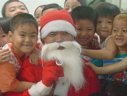 Hạnh phúc đến từ những niềm niềm của trẻ thơ. Hãy đến và trở thành một ông già Noel để mang lại niềm vui cho trẻ em trong ngày Giáng sinh. Chúng tôi sẵn sàng cung cấp cho bạn tất cả vật dụng cần thiết để bạn có thể đồng hành cùng chúng tôi và kết nối với trẻ em.