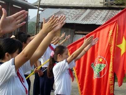 Lễ chào cờ từ trái tim được tổ chức định kỳ hàng tháng, đây là hoạt động mang ý nghĩa cao cả về tình yêu đất nước và lòng biết ơn đối với các anh hùng liệt sĩ đã hy sinh vì sự nghiệp cách mạng. Hãy tham gia buổi lễ và cùng chia sẻ niềm tự hào dân tộc Việt Nam.