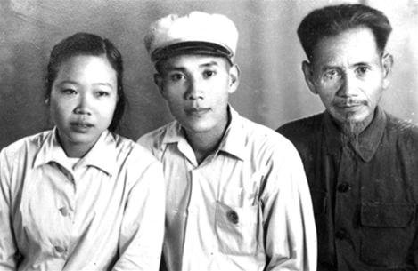 Tác giả quốc kỳ - Lịch sử: Biểu tượng của quốc kỳ của Việt Nam được thiết kế bởi nhà văn Nguyễn Hữu Tiến. Tác giả này đã tạo nên một biểu tượng to lớn thể hiện sự tự hào của dân tộc Việt Nam. Quốc kỳ chính thức được thông qua vào ngày 2 tháng 9 năm 1945, đánh dấu một bước ngoặt trong lịch sử đất nước.