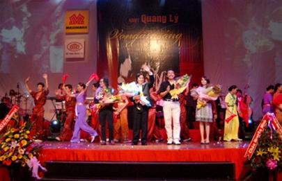 Quang Lý vẫy tay chào tạm biệt khán giả cùng nhạc sĩ Trần Tiến và nhà thơ Đỗ Trung Quân