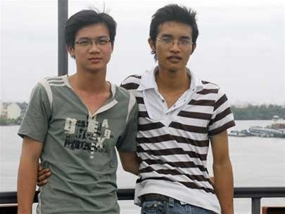 Đoàn Hữu Đức (phải) và bạn thân Nguyễn Trí Hoàn trên cầu Sài Gòn – Ảnh: V.T.B
