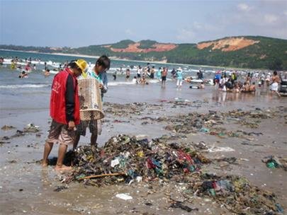 Bãi biển Hòn Rơm quá dơ! - Tuổi Trẻ Online