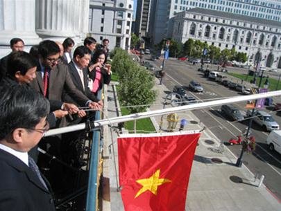 Lễ Thượng cờ Việt Nam tại San Francisco: Tại thành phố San Francisco năm 2024, lễ Thượng cờ Việt Nam đã diễn ra trong tình cảm và trang trọng, thu hút đông đảo người dân tham dự. Hình ảnh này chứng tỏ sự tôn trọng văn hóa và lịch sử của Việt Nam, đồng thời góp phần giới thiệu đất nước Việt Nam đến với bạn bè quốc tế.