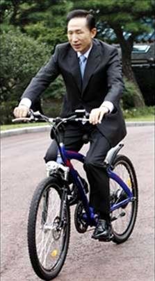 Ông Biden ngã xe đạp  VnExpress