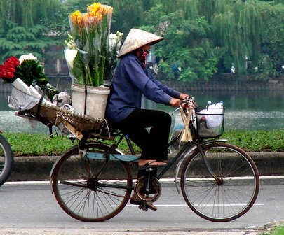 Phóng sự ảnh về xe đạp, hoa, Hà Nội là một chuyến đi tuyệt vời đến thủ đô. Hãy tham gia với chúng tôi để khám phá nguồn cảm hứng vô tận của chiếc xe đạp cổ điển, hoa tươi và phong cảnh đẹp. Hãy nhấn play để khám phá những bức ảnh đẹp như mơ.